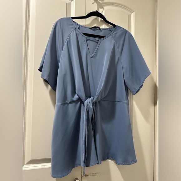 BloomChic Peplum Tops V Neck Keyhole Tie Front Ruffle Short Sleeve Tunic Blouse - Picture 2 of 5